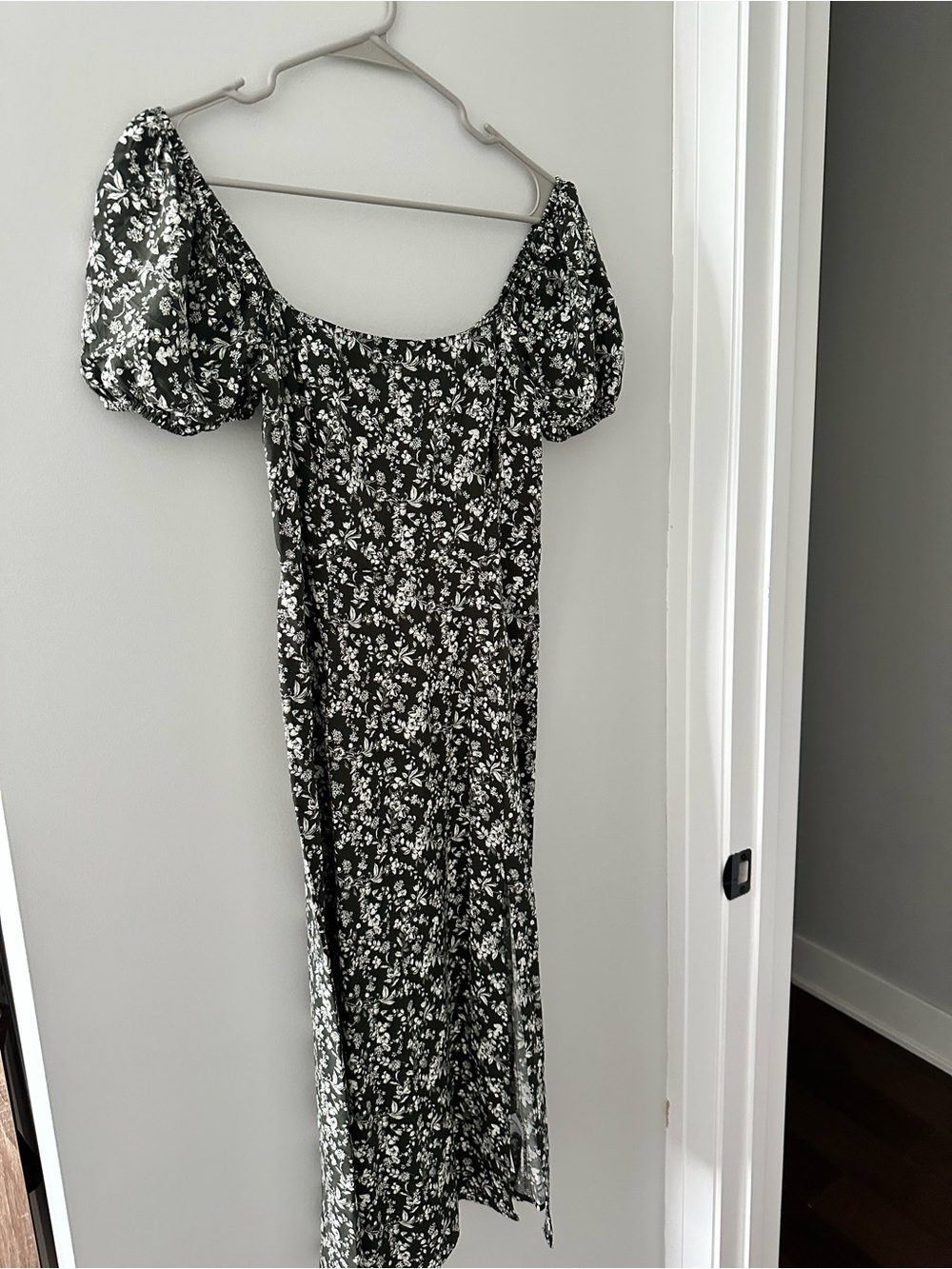 Francesca's Collections Green Floral Midi Dress